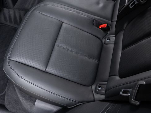 Certified 2026 Porsche Macan AWD/4WD image 34
