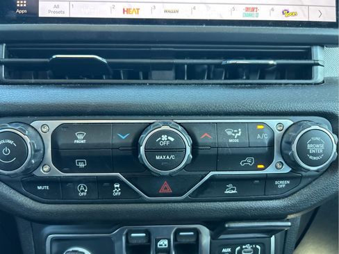 Certified 2025 Jeep Gladiator Sport AWD/4WD image 29