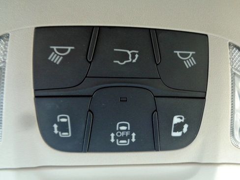 Used 2021 Chrysler Pacifica Touring-L FWD image 17