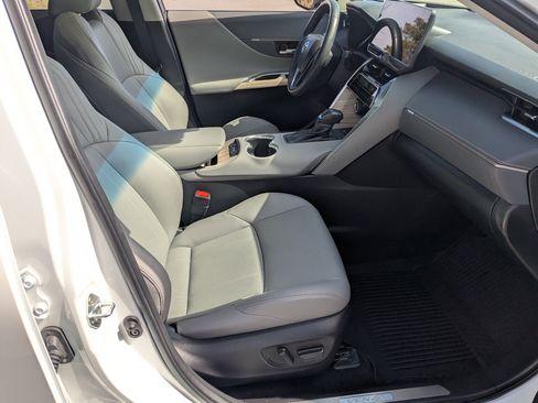 Used 2024 Toyota Venza Limited image 28