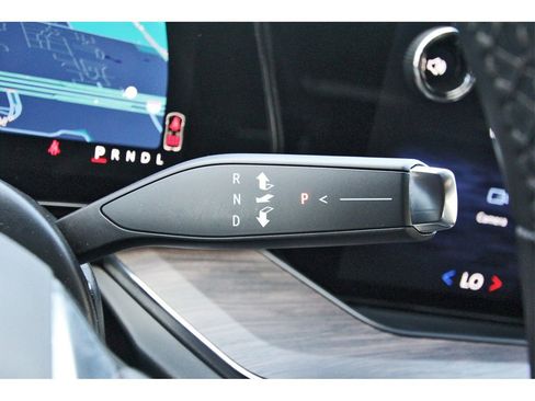 Used 2025 Chevrolet Suburban Z71 image 16