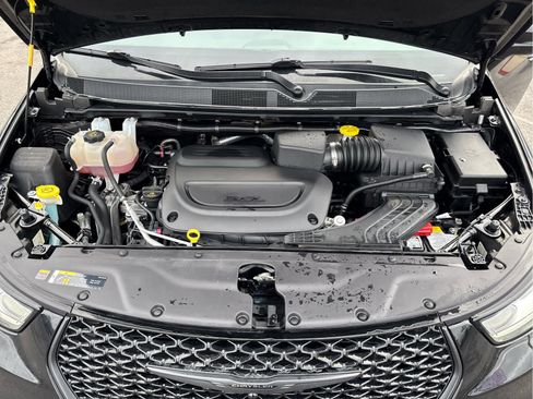 Used 2025 Chrysler Pacifica Limited image 31
