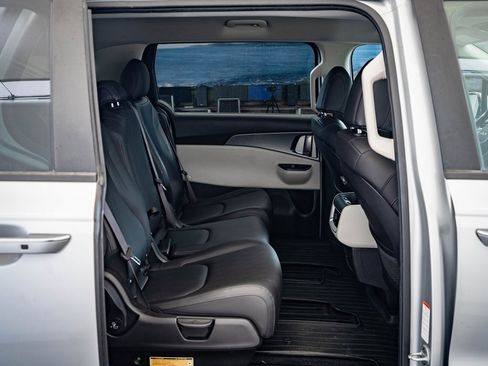 Used 2023 Kia Carnival LX image 34