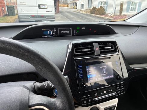 Used 2016 Toyota Prius Two image 12