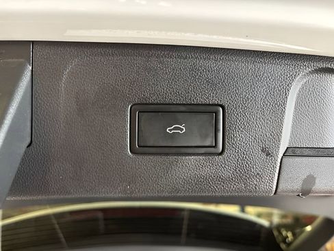 Used 2025 Volkswagen Atlas SE AWD/4WD image 39