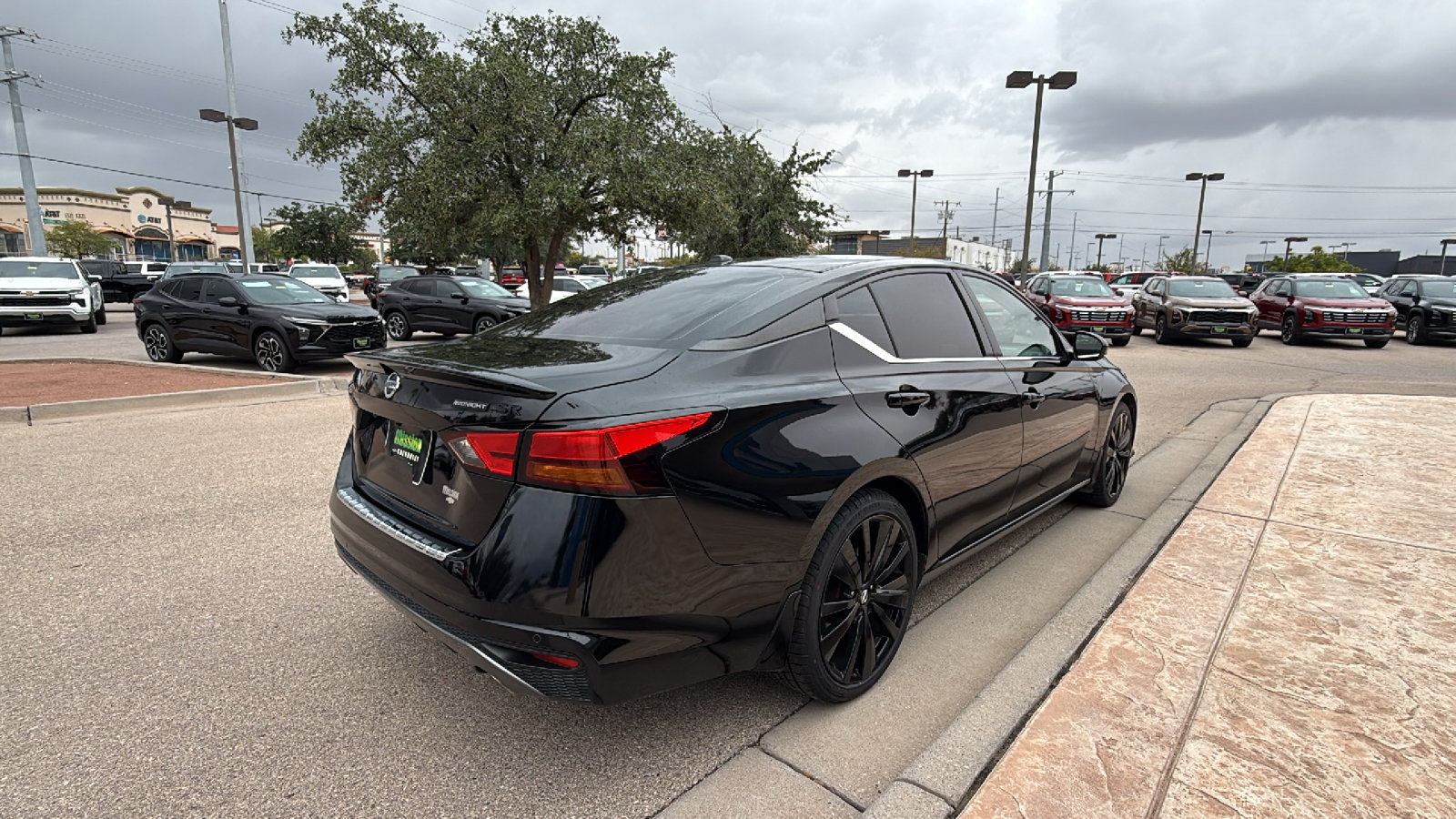 Used 2022 Nissan Altima 2.5 SR w/ Midnight Edition Package FWD image 5