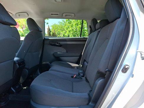 Certified 2025 Toyota Highlander LE FWD image 10