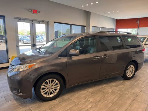 Used 2014 Toyota Sienna XLE w/ XLE Premium Package FWD image 7