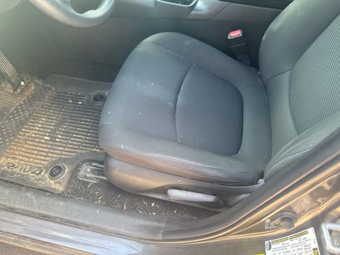 Used 2022 Toyota RAV4 LE FWD image 7