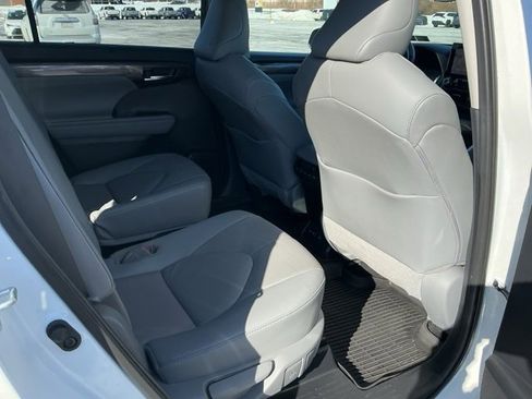Used 2021 Toyota Highlander Limited image 28