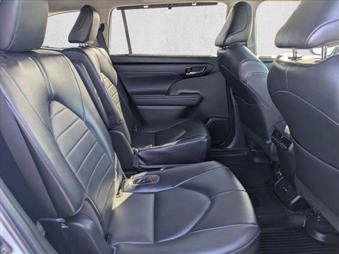 Used 2022 Toyota Highlander XLE AWD/4WD image 21