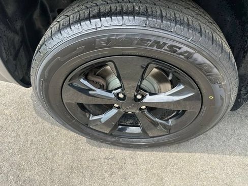 Used 2019 Jeep Cherokee Latitude Plus AWD/4WD image 9
