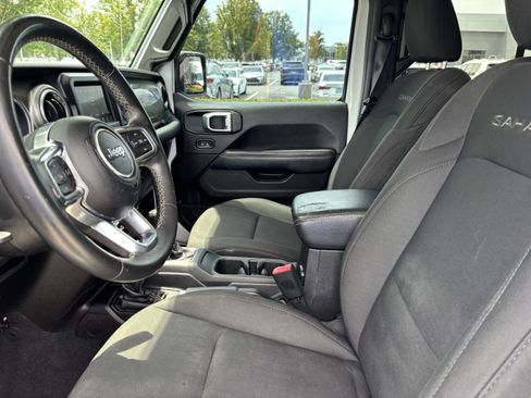 Used 2019 Jeep Wrangler Unlimited Sahara AWD/4WD image 16