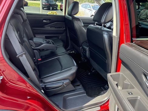 Used 2022 Nissan Pathfinder SL AWD/4WD image 14