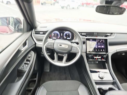Used 2024 Jeep Grand Cherokee Altitude image 12