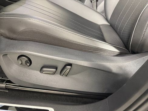 Used 2022 Volkswagen Tiguan SE R-Line image 24