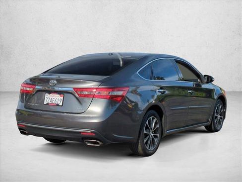 Used 2017 Toyota Avalon XLE Premium w/ Preferred Accessory Package image 5