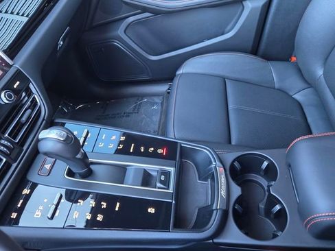 Used 2025 Porsche Macan image 23