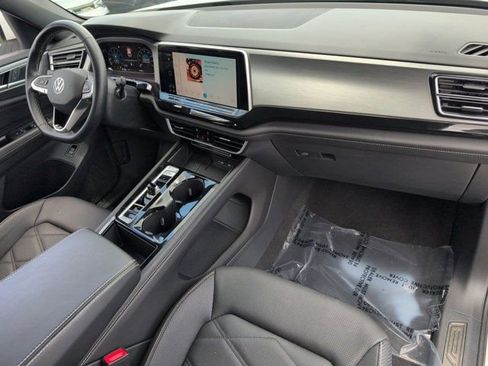 Used 2025 Volkswagen Atlas Cross Sport SE FWD image 31