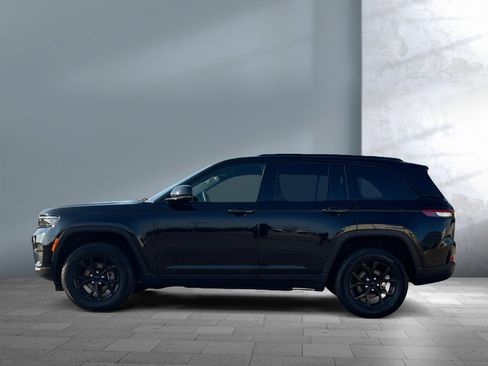 Used 2025 Jeep Grand Cherokee Altitude AWD/4WD image 3