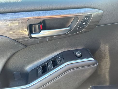 Used 2023 Toyota Highlander Limited image 34