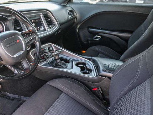 Used 2019 Dodge Challenger SXT image 18