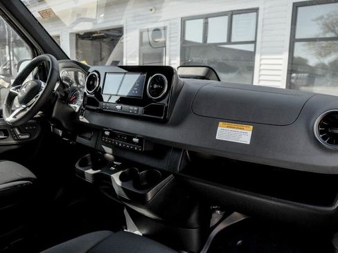 Used 2025 Mercedes-Benz Sprinter 2500 image 24