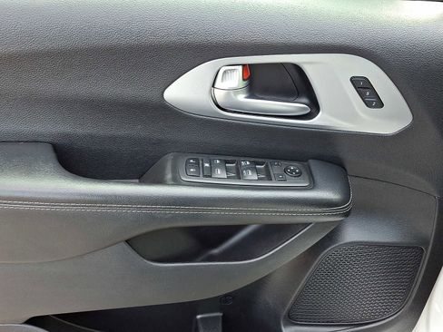 Used 2020 Chrysler Pacifica Touring-L w/ S Appearance Package FWD image 16