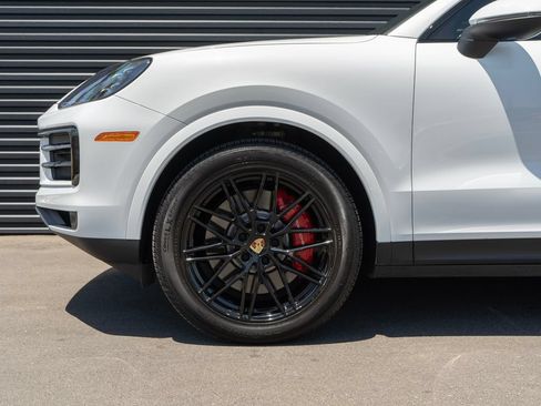 Used 2024 Porsche Cayenne S AWD/4WD image 12