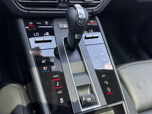 Certified 2022 Porsche Macan AWD/4WD image 30