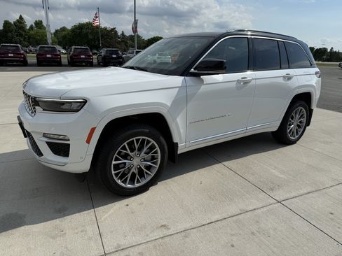 Used 2024 Jeep Grand Cherokee Summit w/ Luxury Tech Group V AWD/4WD image 4