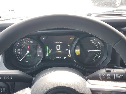 Used 2025 Jeep Wrangler Unlimited Sahara AWD/4WD image 27