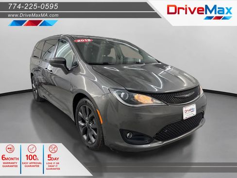 Used 2018 Chrysler Pacifica Touring Plus w/ S Appearance Package FWD image 1