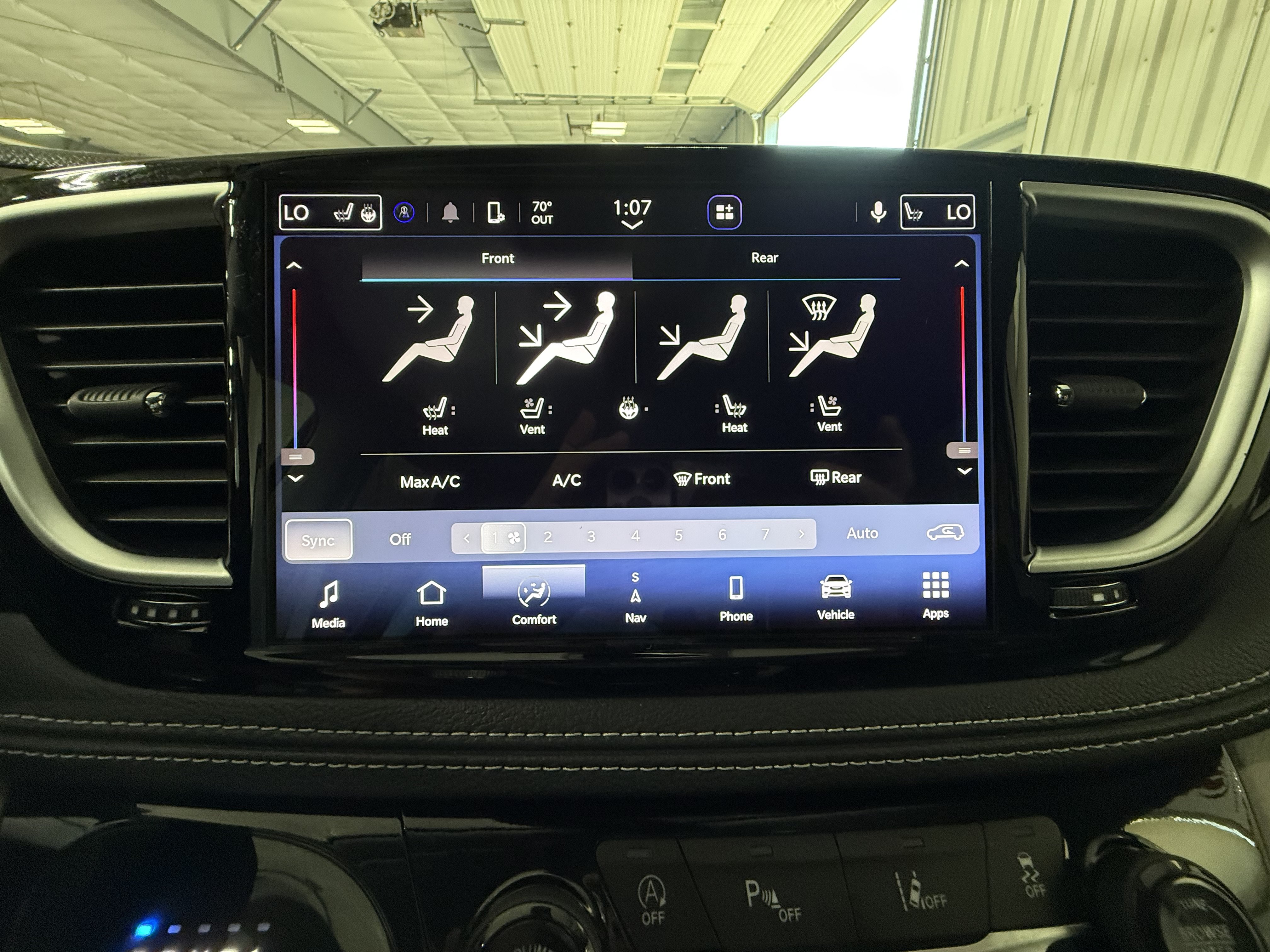 Used 2024 Chrysler Pacifica Limited w/ Trailer Tow Group FWD image 28