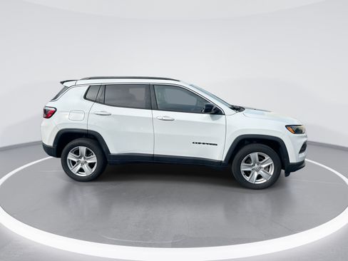 Used 2022 Jeep Compass Latitude w/ Sun and Sound Group AWD/4WD image 10