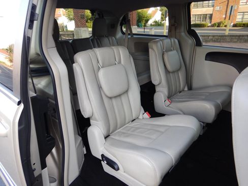 Used 2013 Chrysler Town & Country Touring FWD image 22