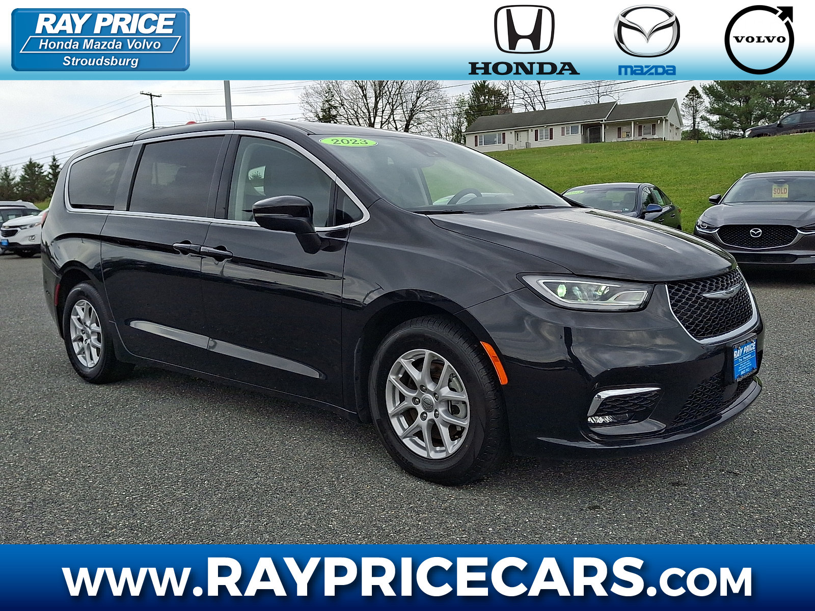 Used 2023 Chrysler Pacifica Touring-L FWD image 1