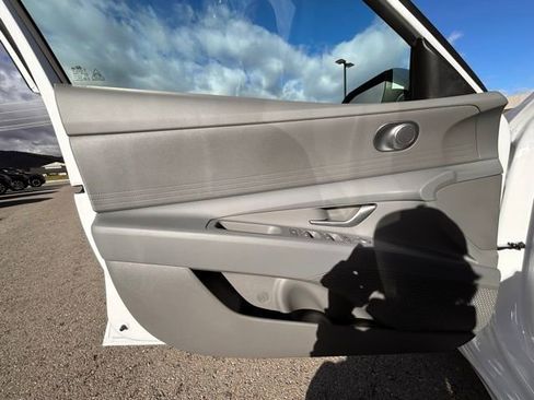 Used 2025 Hyundai Elantra SE image 21