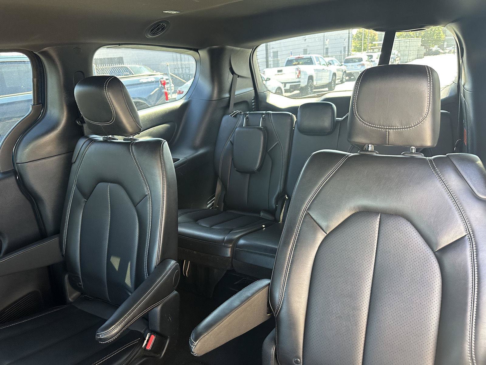 Used 2025 Chrysler Pacifica Select FWD image 14