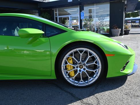 Used 2021 Lamborghini Huracan EVO RWD image 18