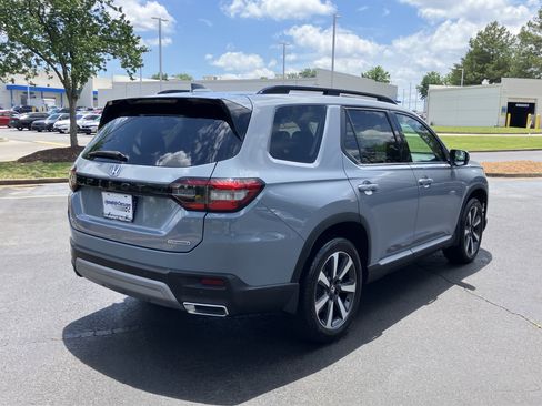 Used 2025 Honda Pilot Touring image 10