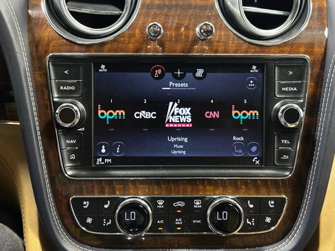 Used 2017 Bentley Bentayga AWD/4WD image 35
