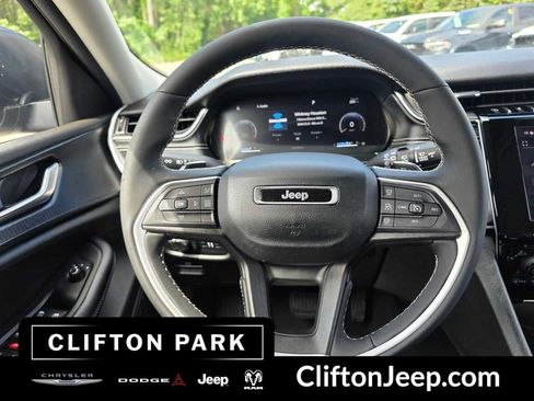 Used 2023 Jeep Grand Cherokee Laredo w/ Luxury Tech Group I AWD/4WD image 21