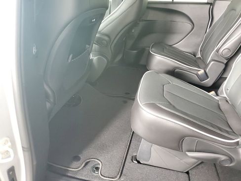 New 2026 Chrysler Pacifica Limited image 13