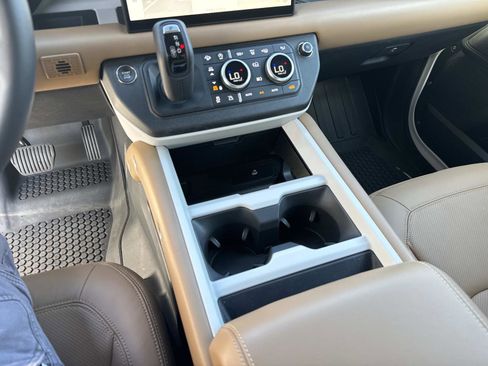 Used 2025 Land Rover Defender 110 X-Dynamic SE image 26