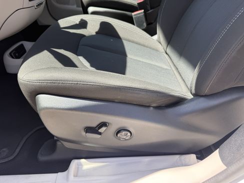 Used 2023 Chrysler Voyager LX image 28