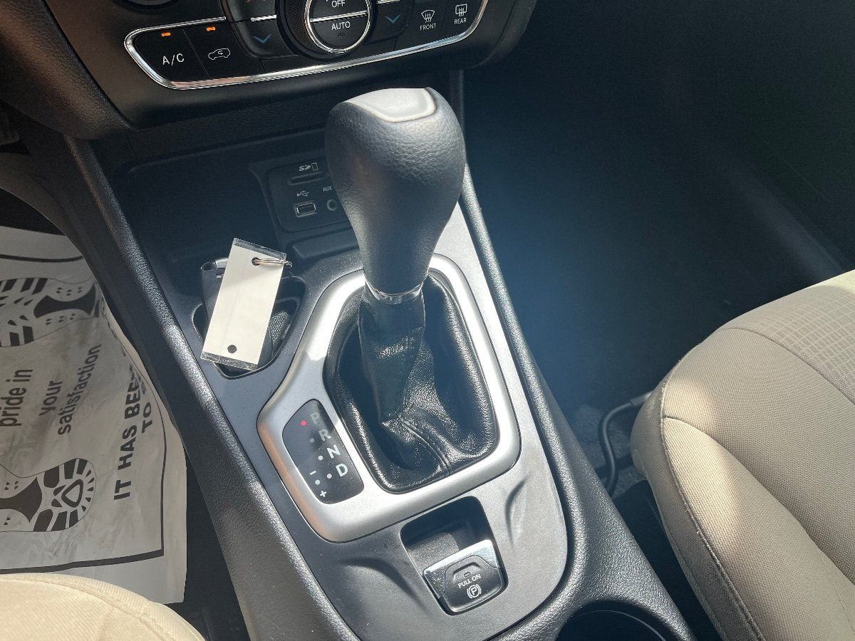 Used 2017 Jeep Cherokee Latitude w/ Comfort/Convenience Group FWD image 16