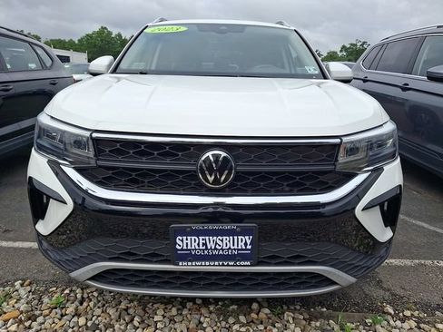 Used 2023 Volkswagen Taos SE w/ Panoramic Sunroof Package AWD/4WD image 2