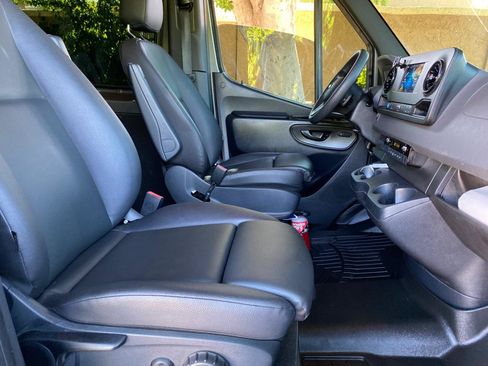 Used 2021 Mercedes-Benz Sprinter 2500 image 36