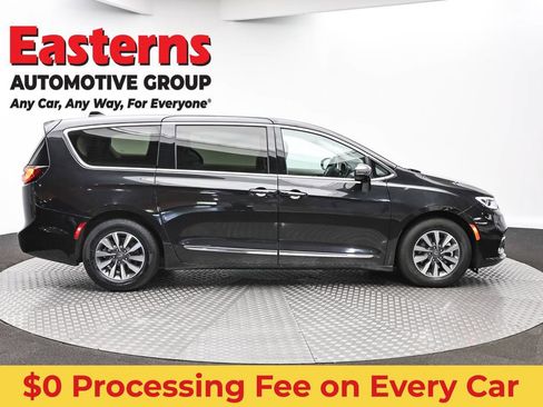 Used 2023 Chrysler Pacifica Limited FWD image 4